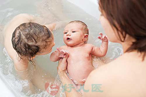父母与新生儿洗澡.jpeg
